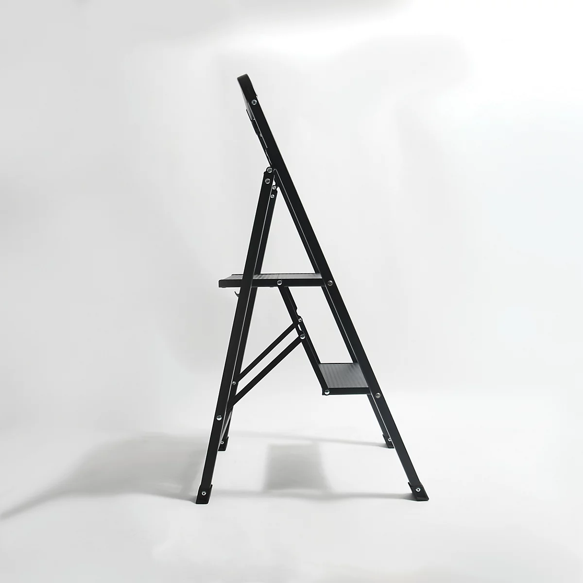 Schwarze Trittleiter vor weissem Hintergrund. Zwei Stufen, seitliche Ansicht.