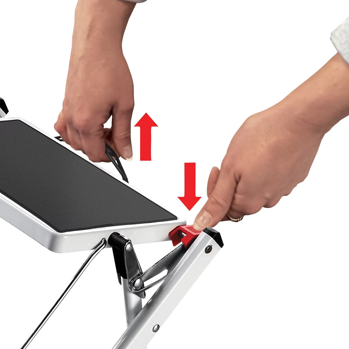 Hände betätigen eine rote Entriegelung an einer Trittstufe. Aufwärtspfeil, Abwärtspfeil zeigen Richtung.