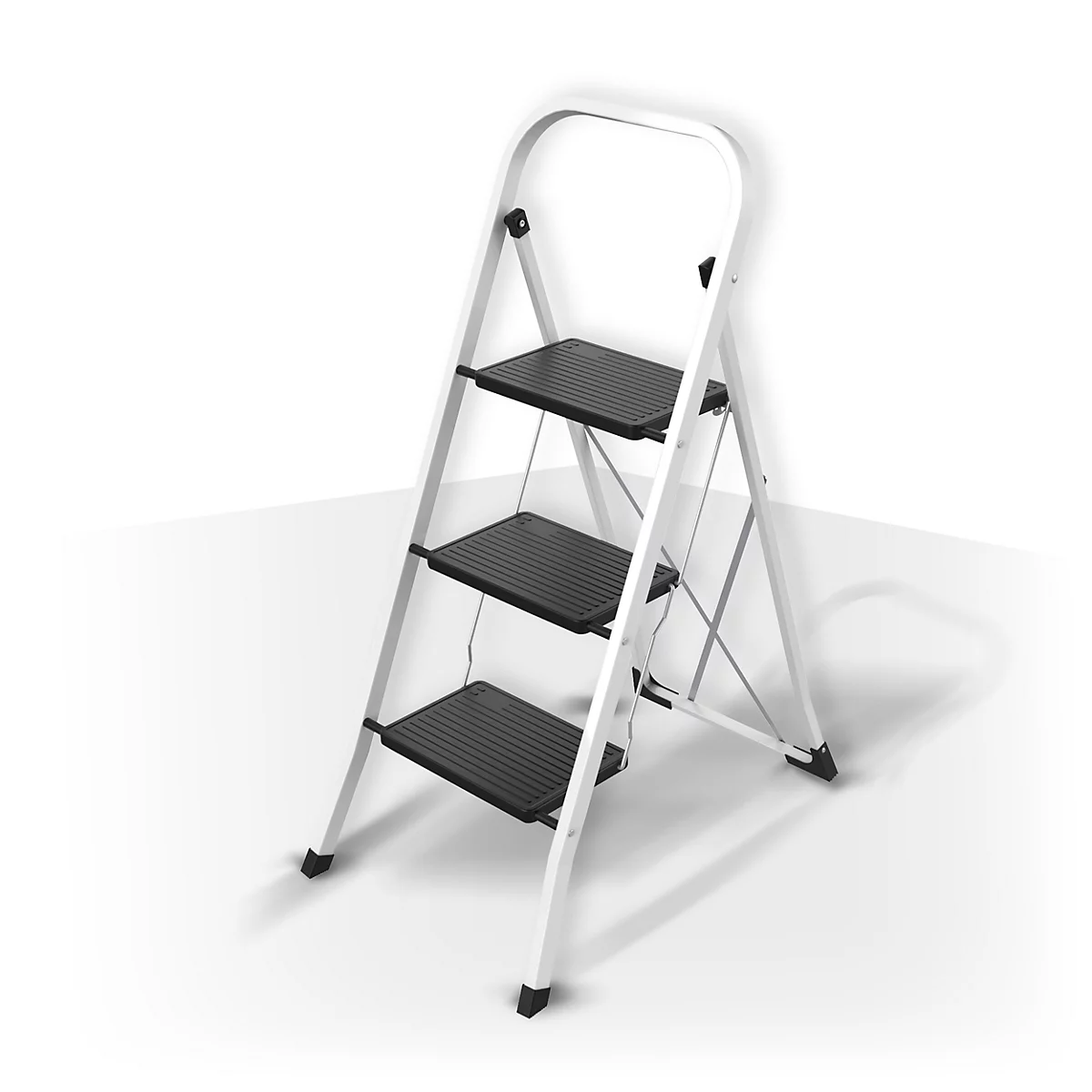 Eine weisse Trittleiter mit drei schwarzen Stufen, freigestellt vor hellem Hintergrund.