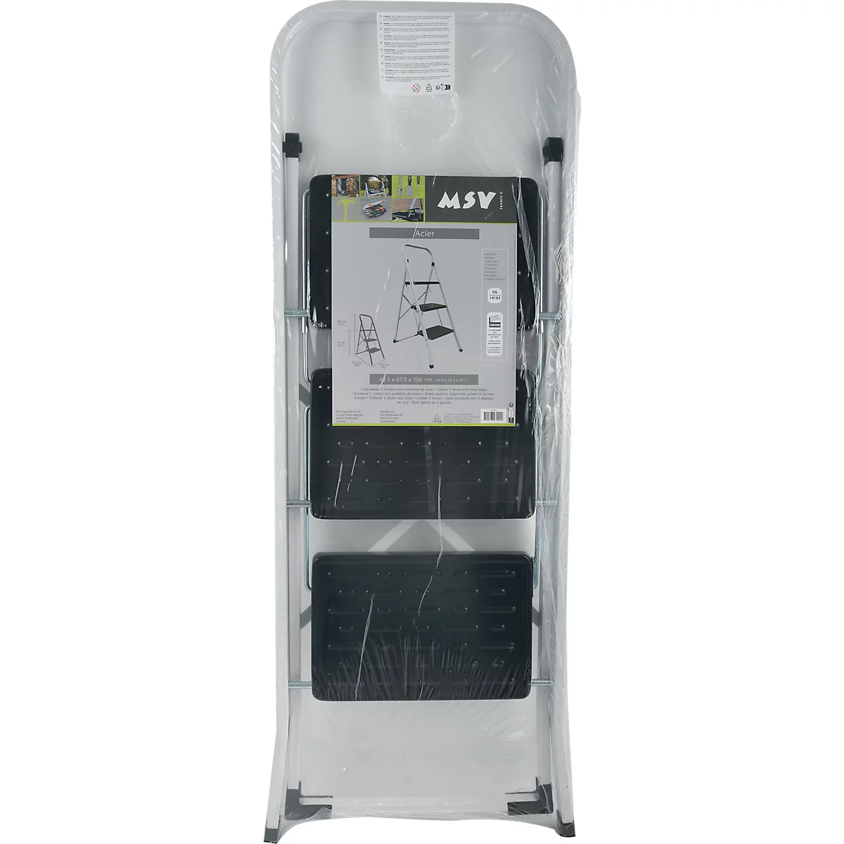 Eine zusammengeklappte Trittleiter, in Folie verpackt. Graue Metallkonstruktion mit schwarzen Stufen und einem Aufkleber.