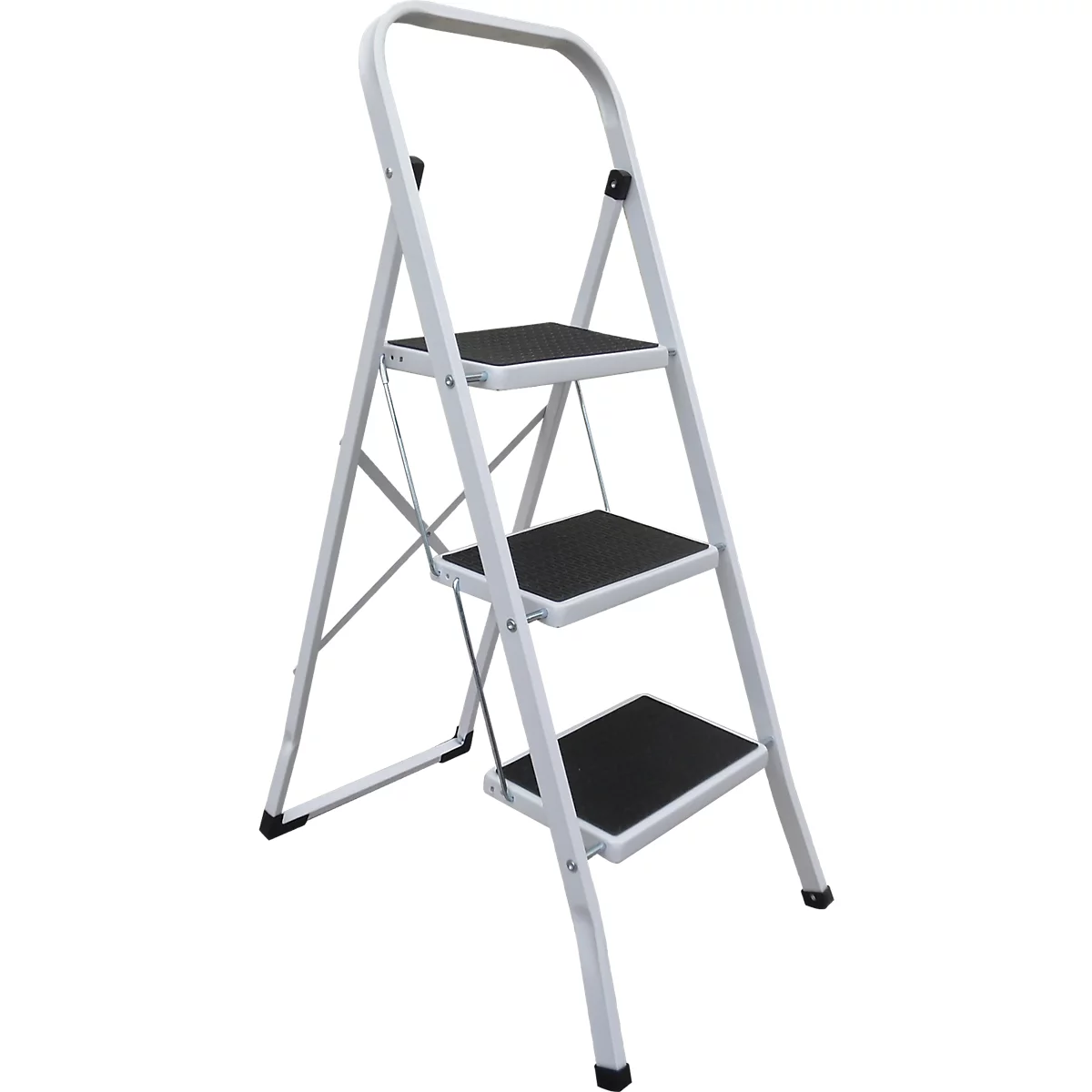 Eine weisse Trittleiter mit drei schwarzen Stufen, freistehend.