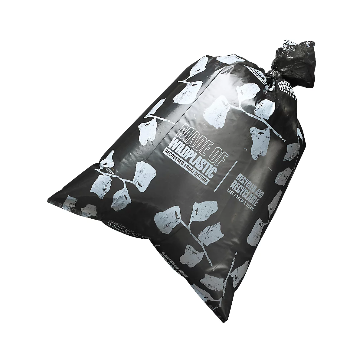 Schwarzer Müllsack mit weißen Blättern, Aufschrift 'Made of Wildplastic' und 'Recyclable'.