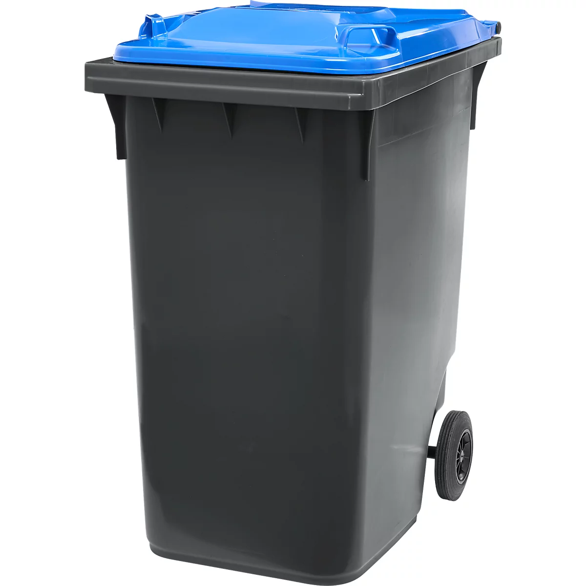 Schwarze Mülltonne mit blauem Deckel und Rädern. Vor weißem Hintergrund.