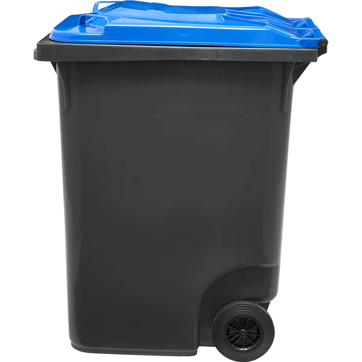 Schwarze Mülltonne mit blauem Deckel und Rädern. Seitenansicht vor weißem Hintergrund.