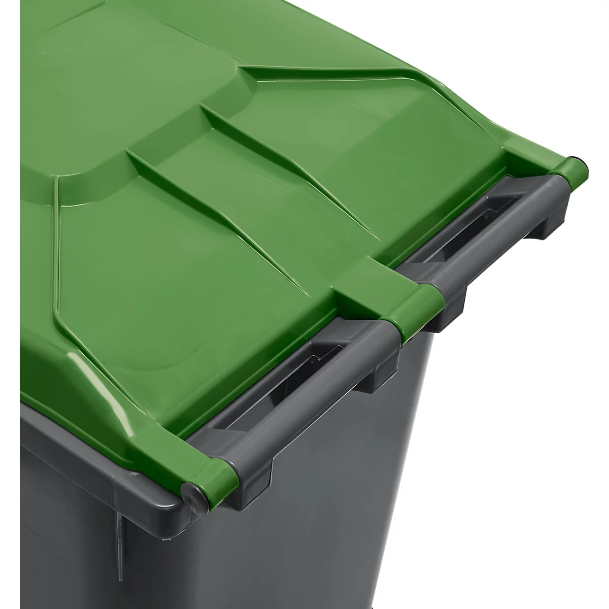Detailaufnahme des Deckels eines grünen Mülleimers mit schwarzem Griff.
