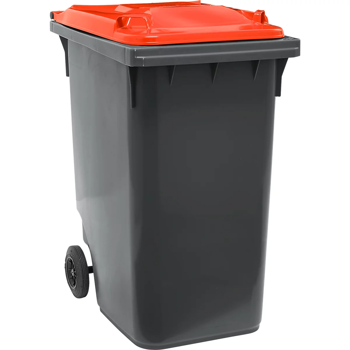 Grauer Müllcontainer mit rotem Deckel. Er hat Räder und ist auf weißem Grund.