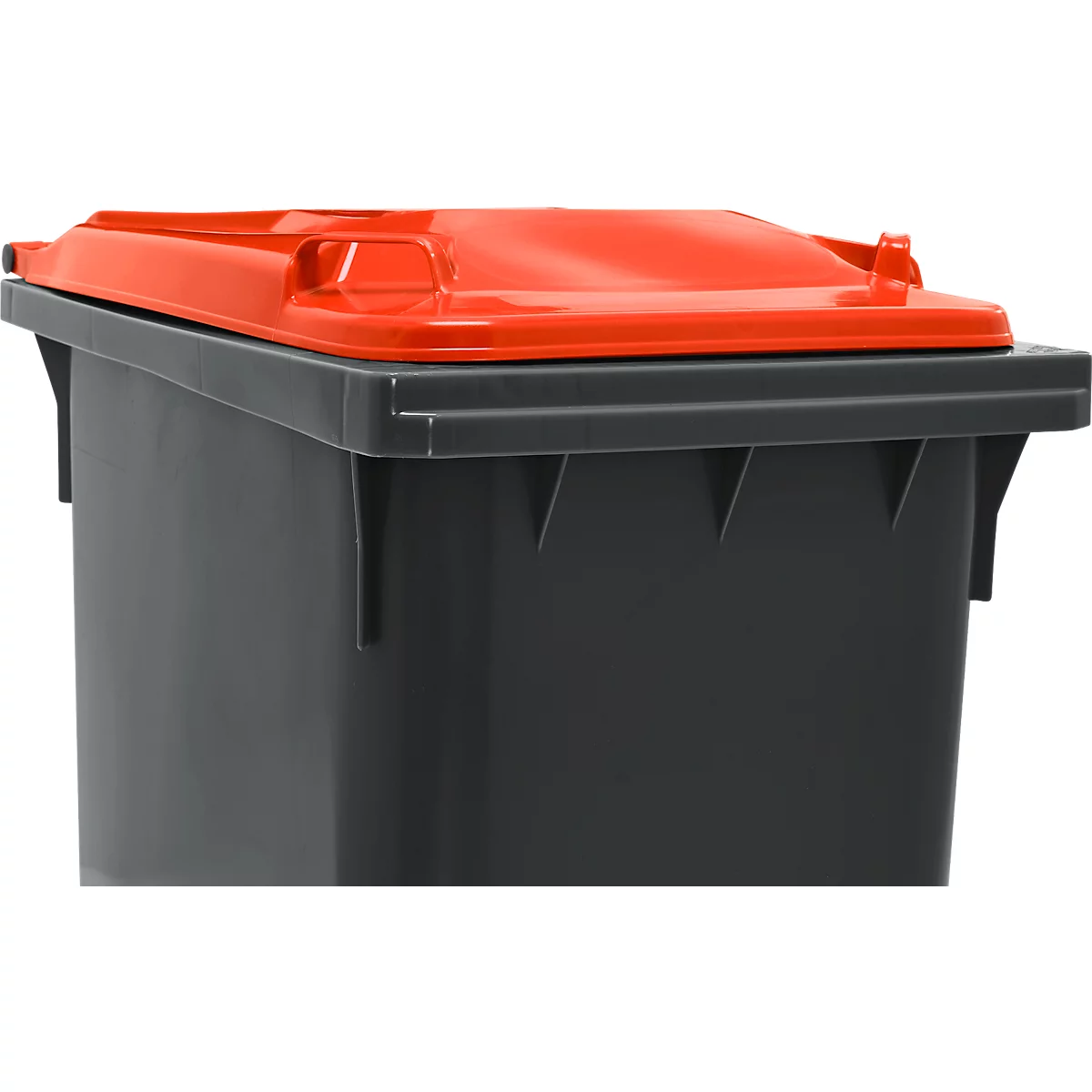 Schwarze Mülltonne mit rotem Deckel. Die rechteckige Tonne steht vor weißem Hintergrund.