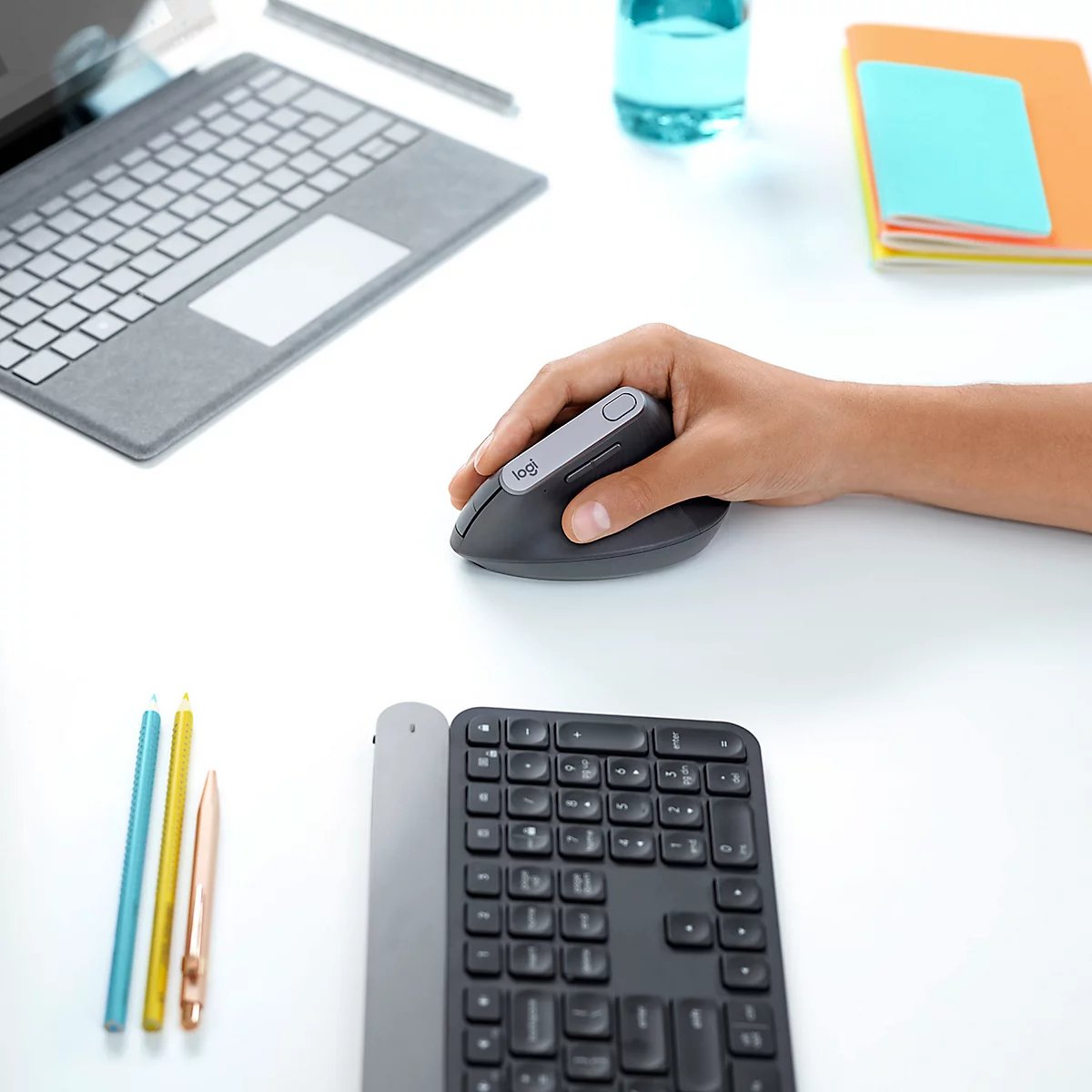 Muis Logitech MX verticaal, optisch, BT/kabel, 6 knoppen, 4000 dpi, ergonomisch, grafietgrijs