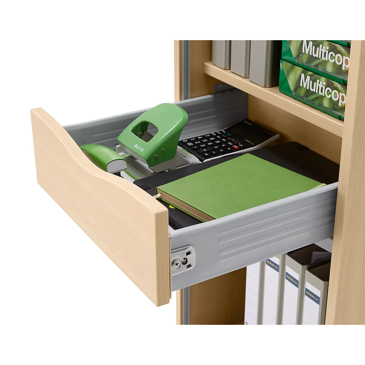 Open lade met groene map en perforator. Daarnaast liggen een rekenmachine, een notitieblok en andere accessoires.