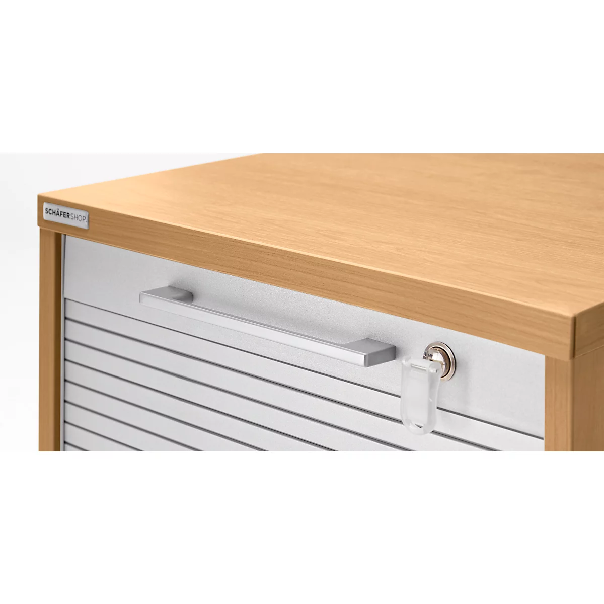 Close-up van een houten bureau met grijze jaloezie en sleutel.