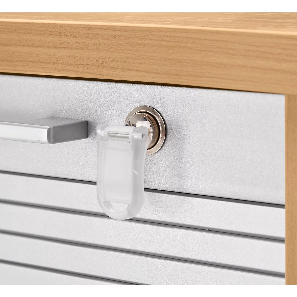 Close-up van een kast: De focus ligt op het slot met een transparante beschermer. Daaronder horizontale lamellen.