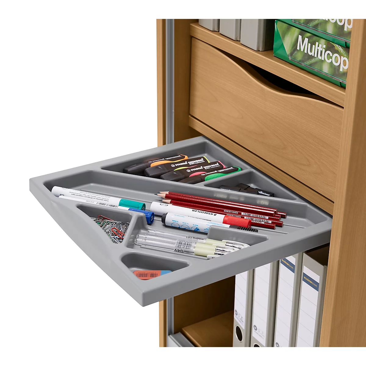 Grijze uittrekbare lade met pennen, stiften en paperclips. Op de achtergrond: kast en mappen.