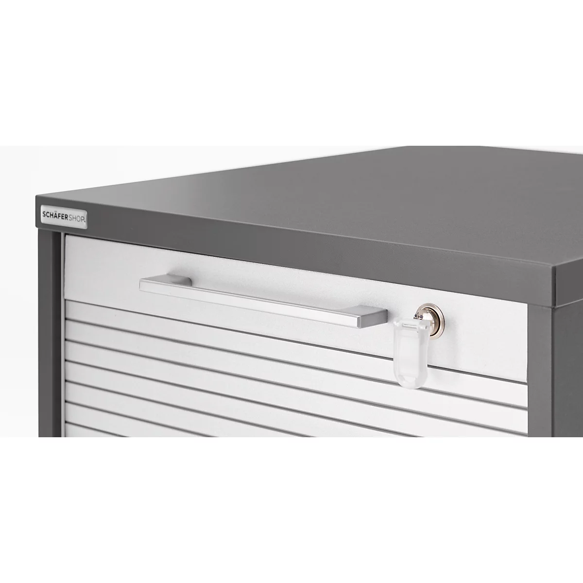 Detail van een grijze metalen roldeurkast met handgreep, slot en sleutel.