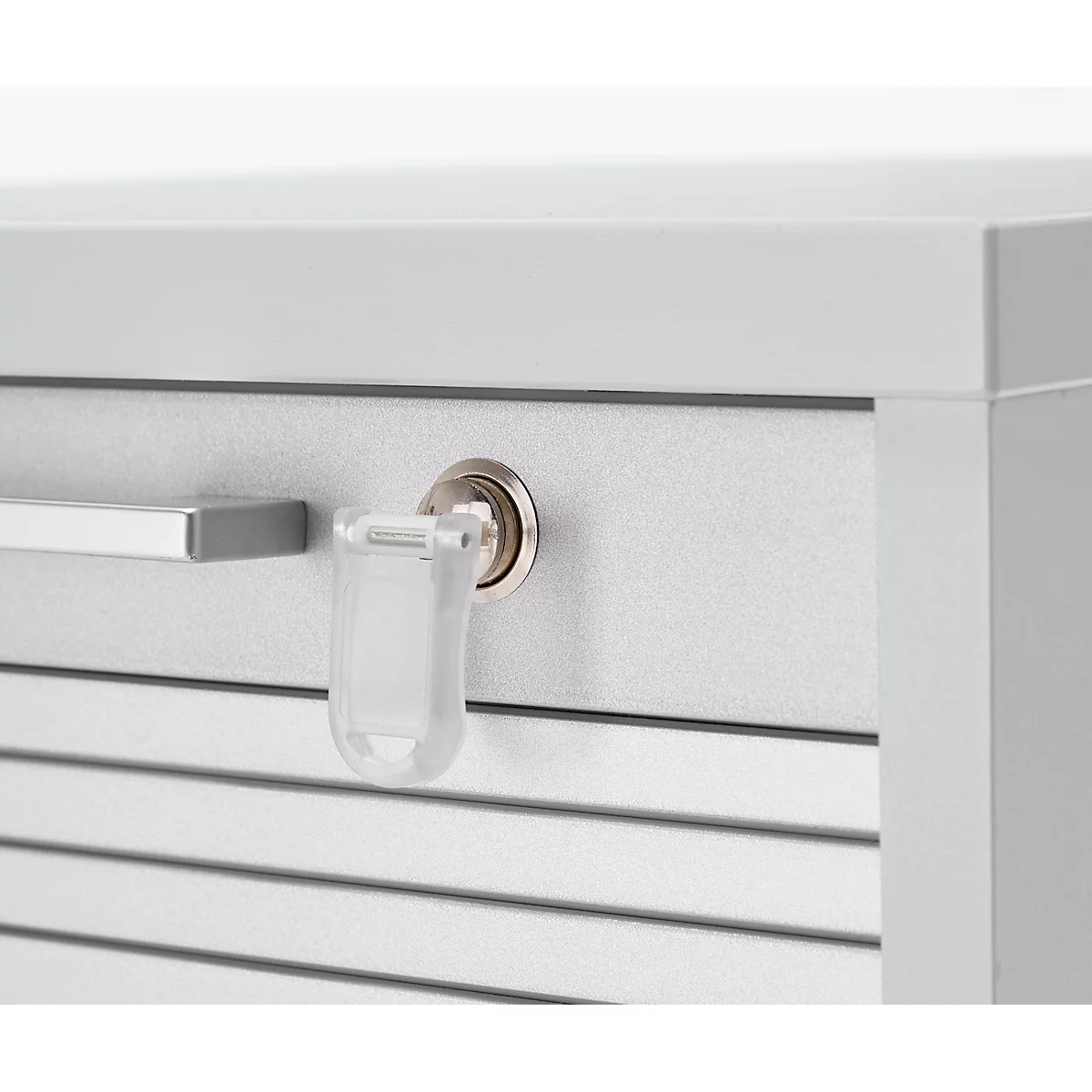 Close-up van een kabinet slot met sleutel en handvat. Metalen oppervlak.