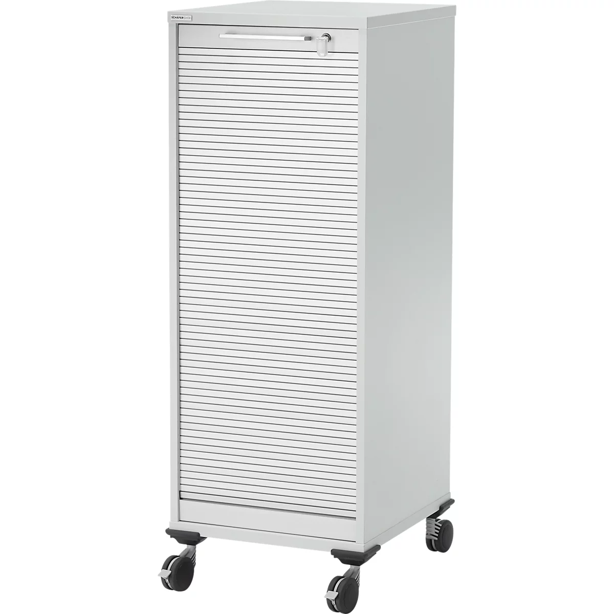 Weißer Schrank mit Rollladen und Rollen. Oben ein Griff und Schloss. Der Schrank steht auf vier Rollen.