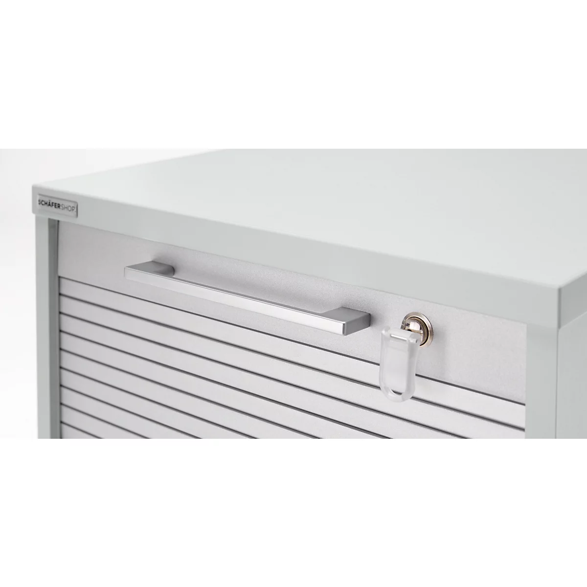 Weißer Schrank mit horizontalen Lamellen, silberfarbenem Griff und Schlüsselloch mit Schlüssel.