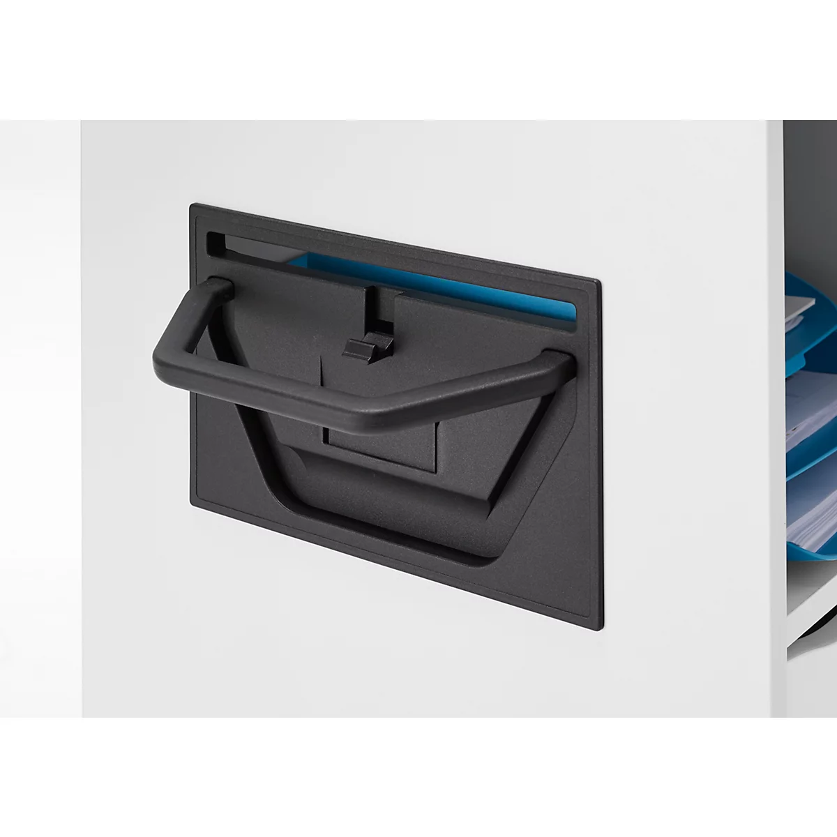 Eine Nahaufnahme des schwarzen Griffs eines Schrankes, der halb geöffnet ist. Im Inneren sind blaue Dokumente sichtbar.