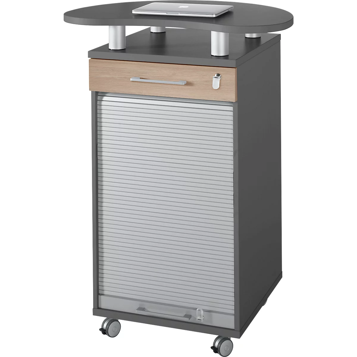 Grijze staande lessenaar met rolluik, lade en laptop. Grijze pilaren ondersteunen de plank. Twee wielen zichtbaar.