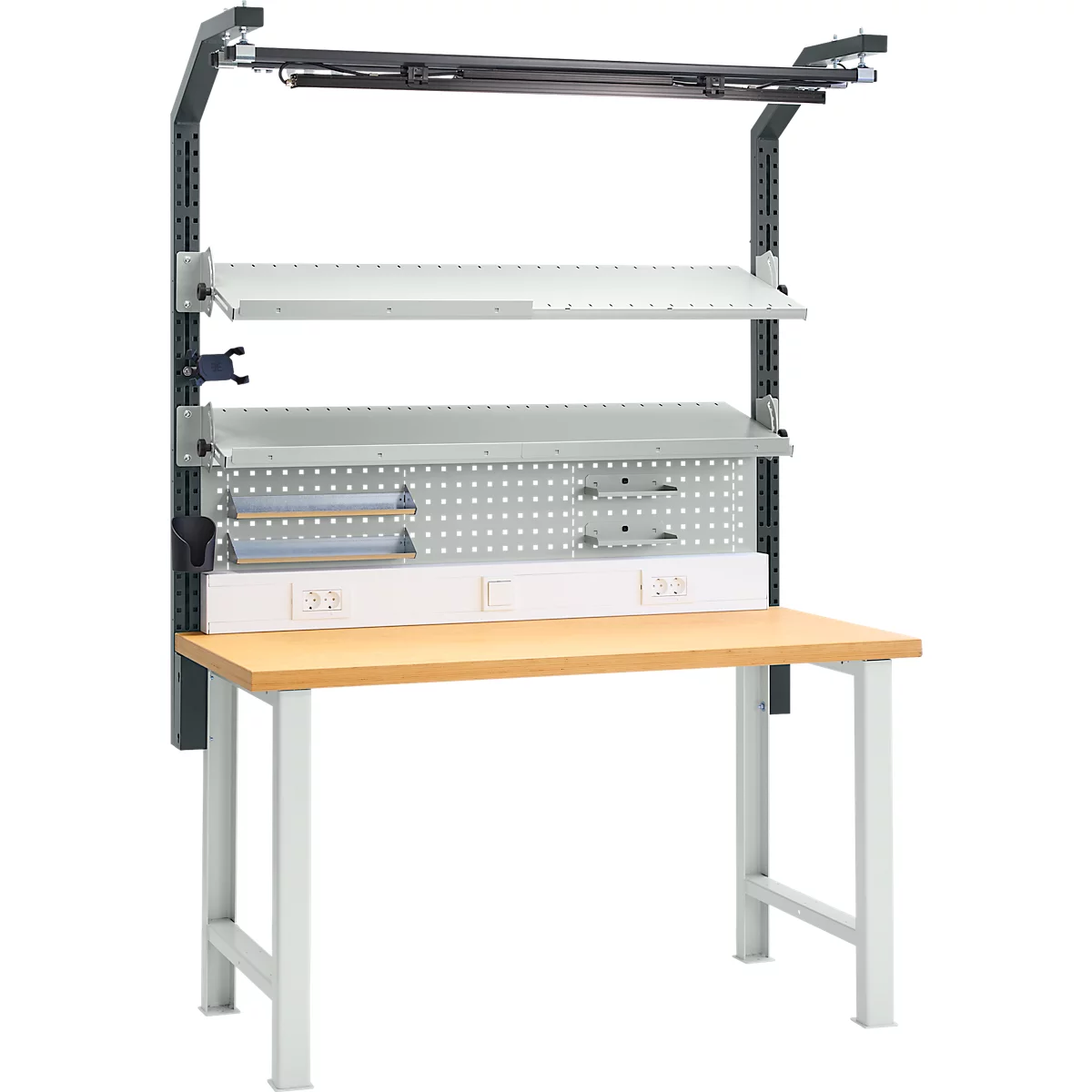 Werkbank mit Holzplatte, Metallrahmen und Lochwand mit Regalen und Beleuchtung.