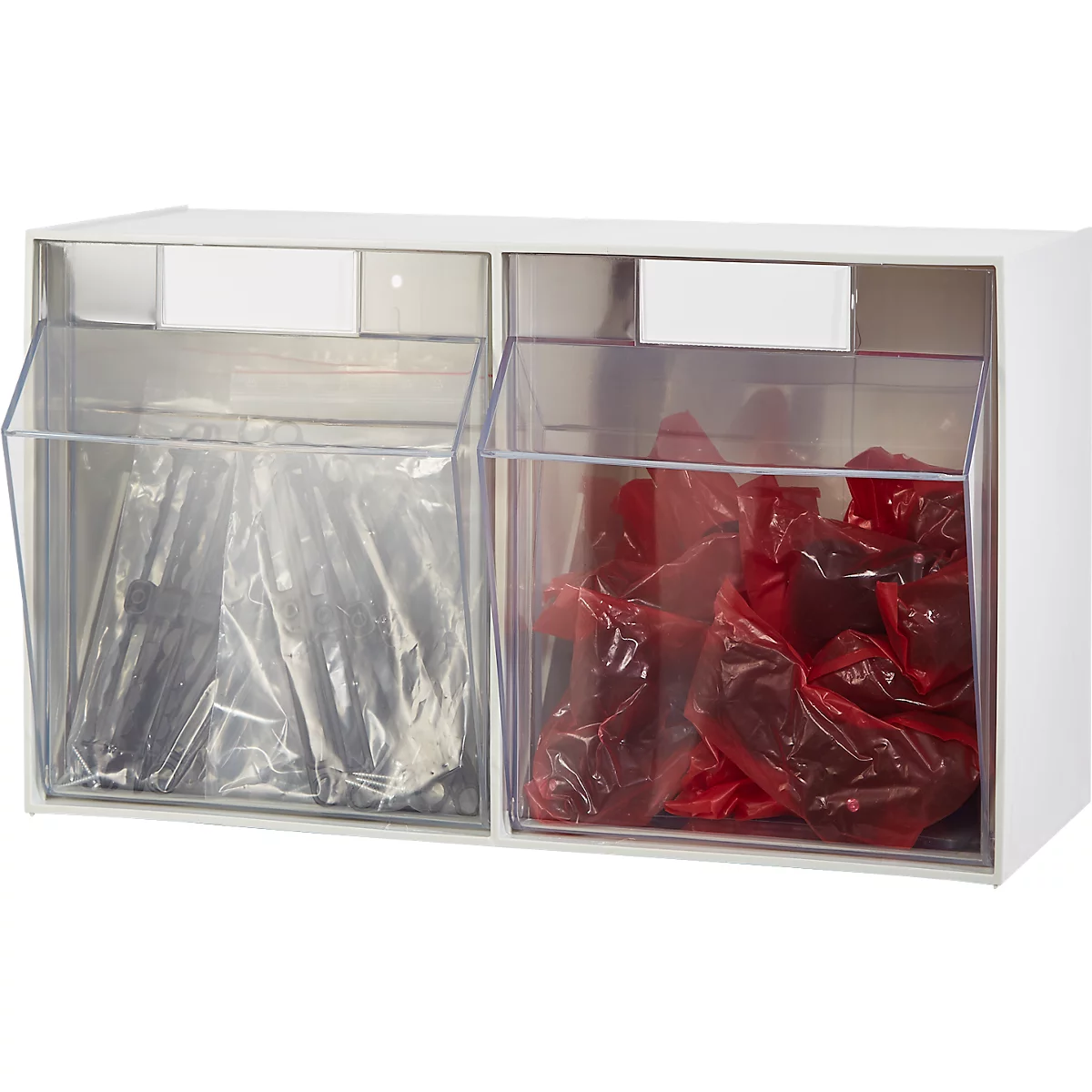 Witte plank met twee transparante containers, gevuld met plastic zakken in helder en rood.