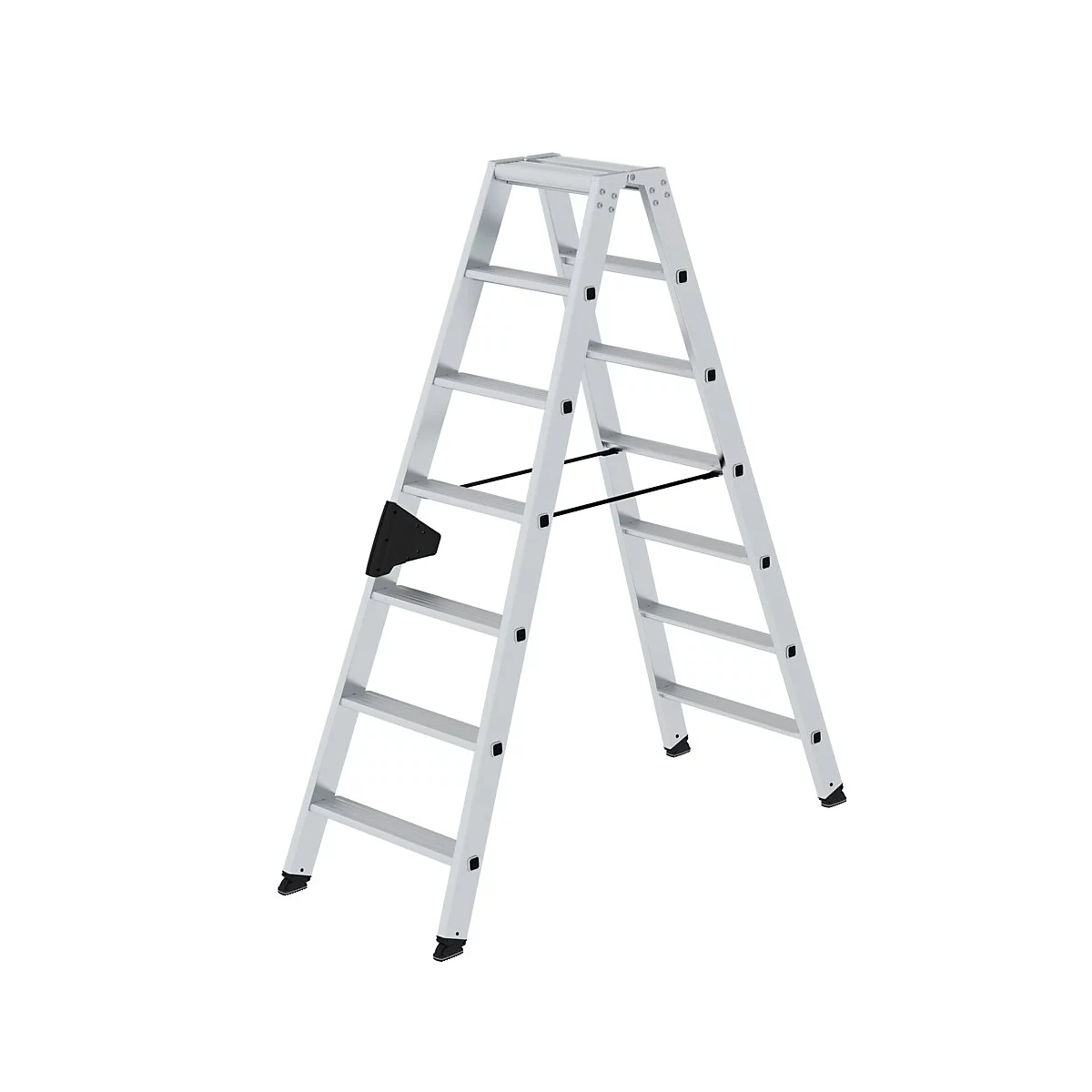 Zilverkleurige ladder, opgesteld, tegen een witte achtergrond.