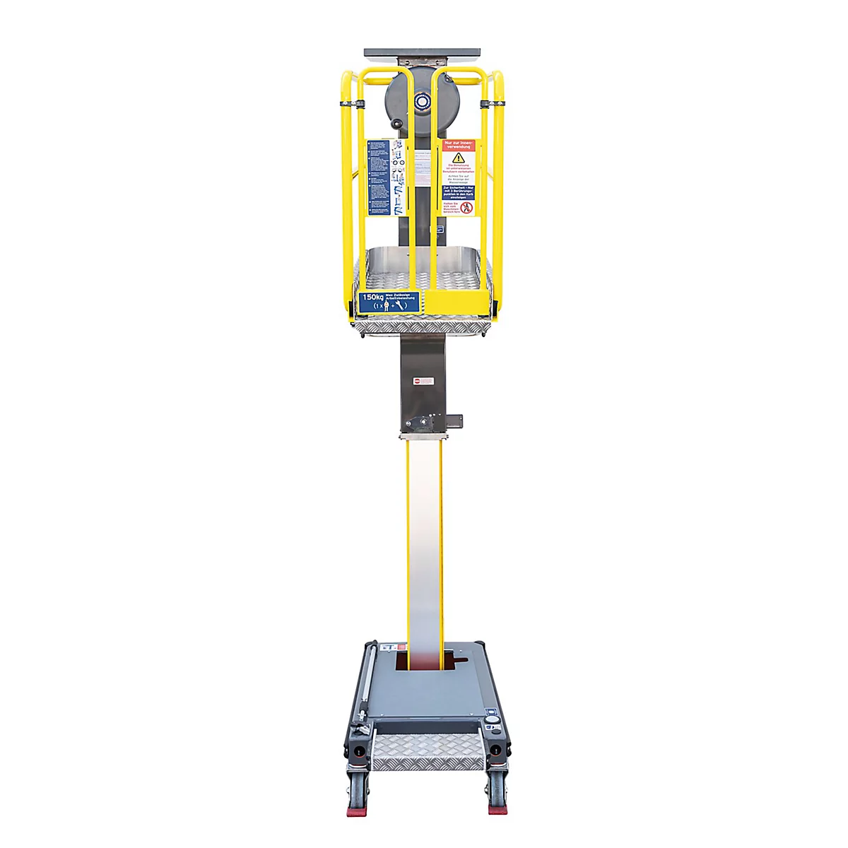 Plateforme élévatrice jaune avec barrières de sécurité, sur fond blanc. Plate-forme avec panneaux et avertissements.