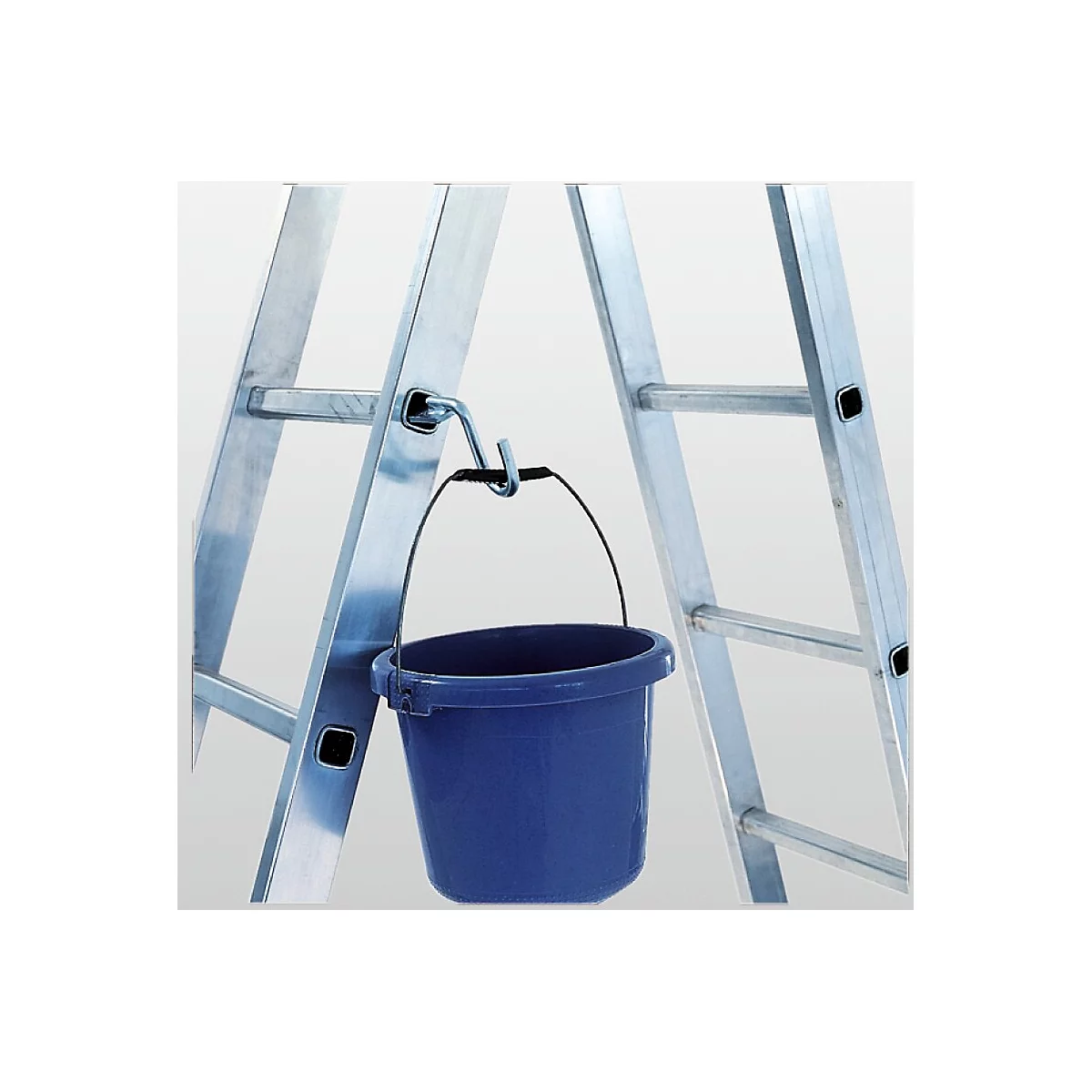 Blauwe emmer bevestigd aan een zilveren ladder met haak.
