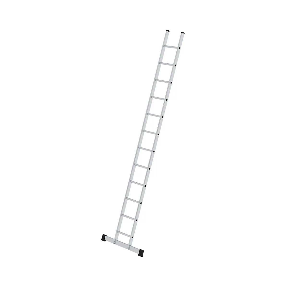 Een zilverkleurige ladder schuin op een witte achtergrond. De sporten zijn gelijkmatig verdeeld en eindigen met zwarte rubberen voeten.