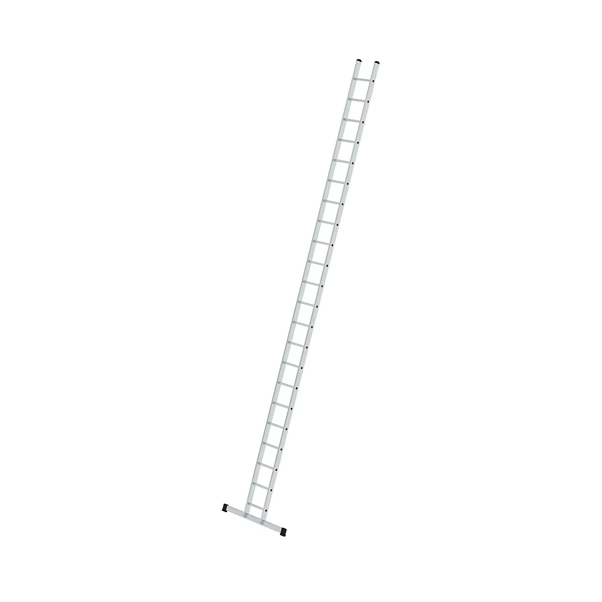 Een zilverkleurige ladder staat licht schuin op een witte achtergrond. Het bestaat uit treden en zijrails met zwarte voeten.