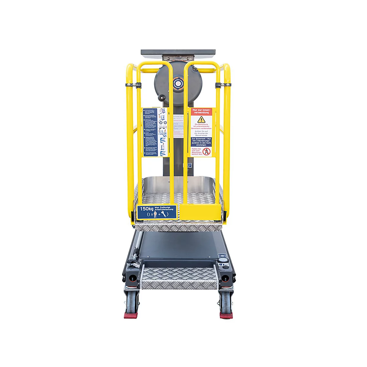 Gele liftplatform tegen witte achtergrond. Platform en reling geel, metalen onderdelen zilver, infoborden bevestigd.