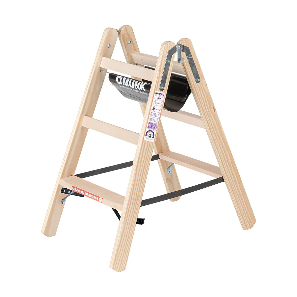 Eine Holztrittleiter. Hell, robust und mit Metall verstärkt.