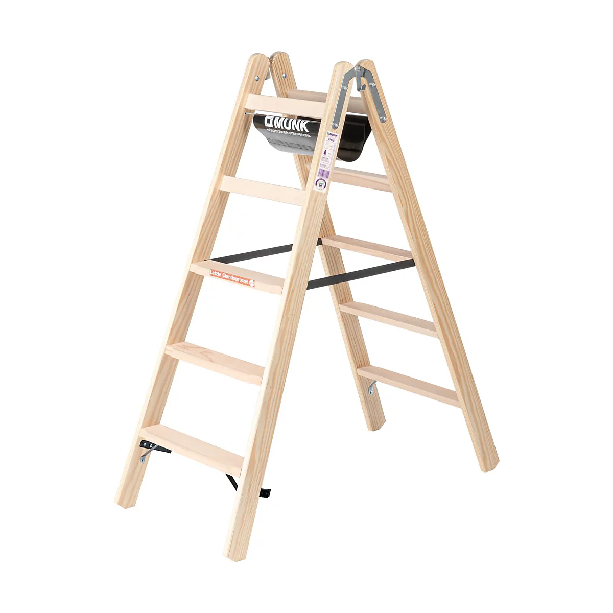 Eine Holz-Trittleiter, A-förmig. Oben befindet sich ein Aufbewahrungsbehälter mit der Aufschrift "CMUNK".