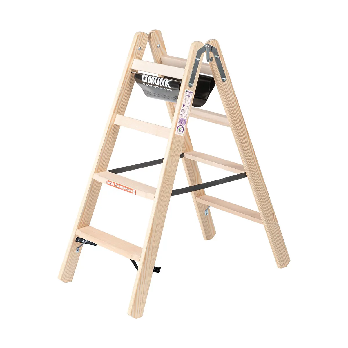 Eine Holz-Trittleiter mit schwarzem Korb. Die Leiter hat 4 Stufen und schwarze Metallstreben.