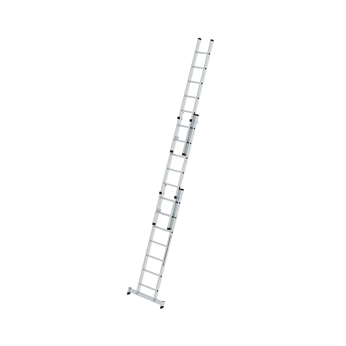Ausziehbare Aluminiumleiter, schräg vor weißem Hintergrund.