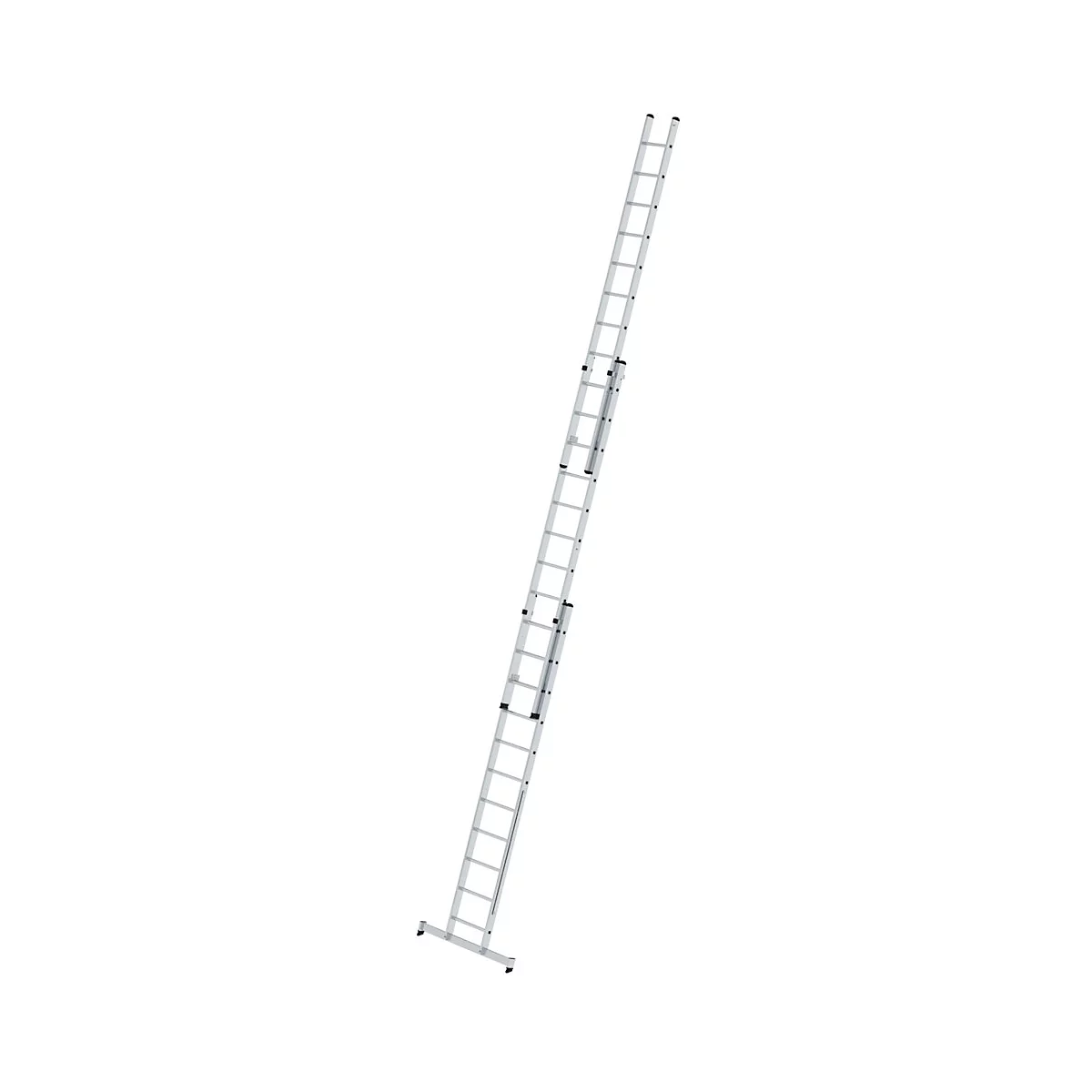 Uitschuifbare aluminium ladder, schuin tegen een witte achtergrond.
