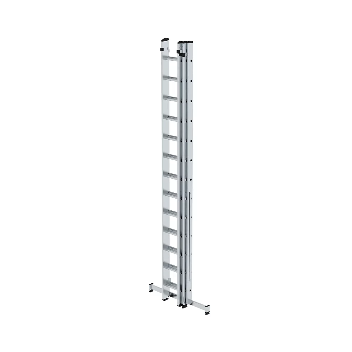 Een driedelige aluminium telescopische ladder die rechtop staat tegen een witte achtergrond.