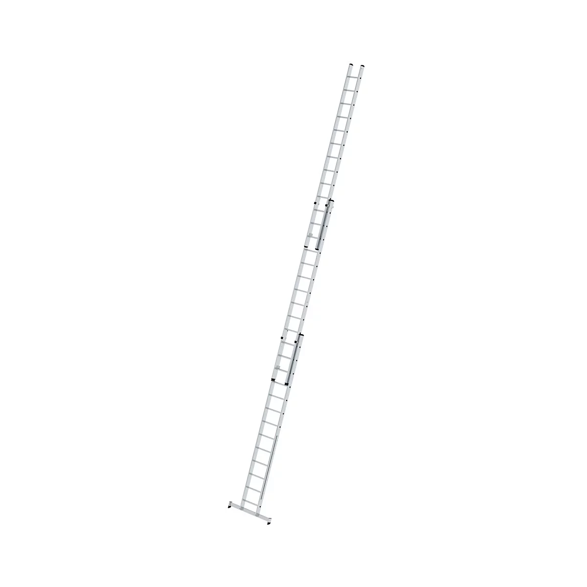 Uitschuifbare ladder, diagonaal geplaatst tegen een witte achtergrond. De ladder bestaat uit zilverkleurige sporten en steunen.