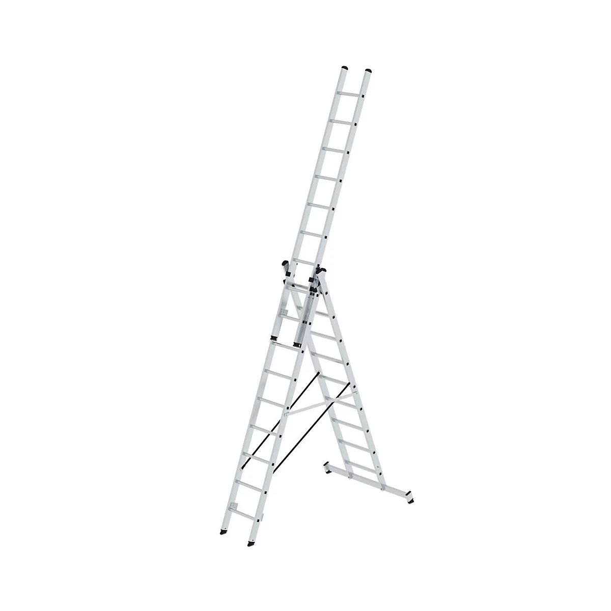 Een zilveren, meerdelige ladder in een A-vorm, hoog uitgeschoven. Hij staat tegen een witte achtergrond.