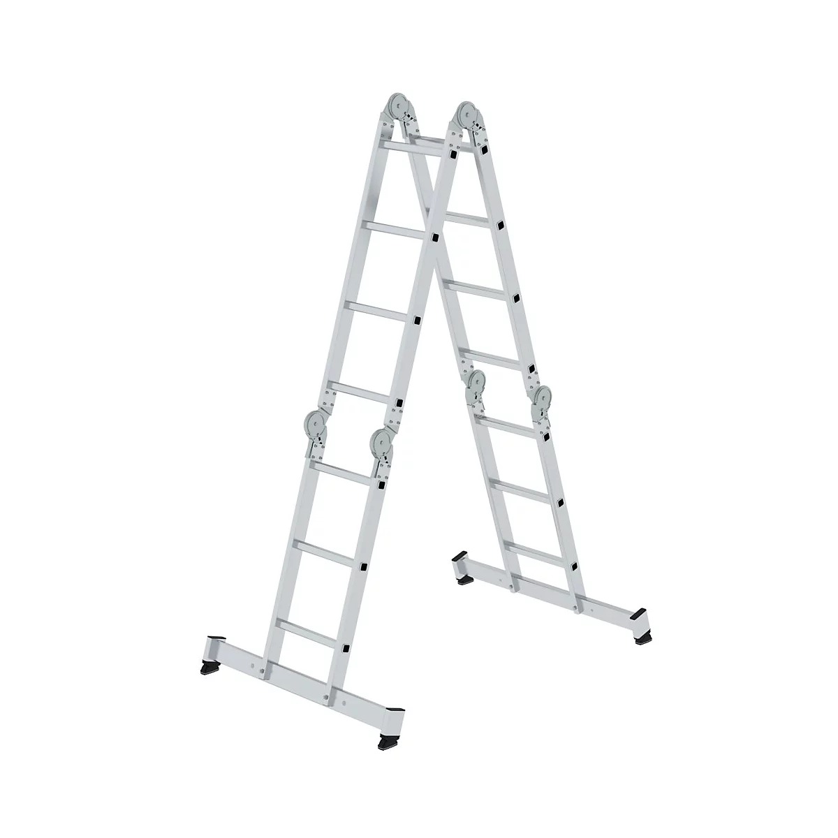 Een zilveren multifunctionele ladder staat tegen een witte achtergrond.