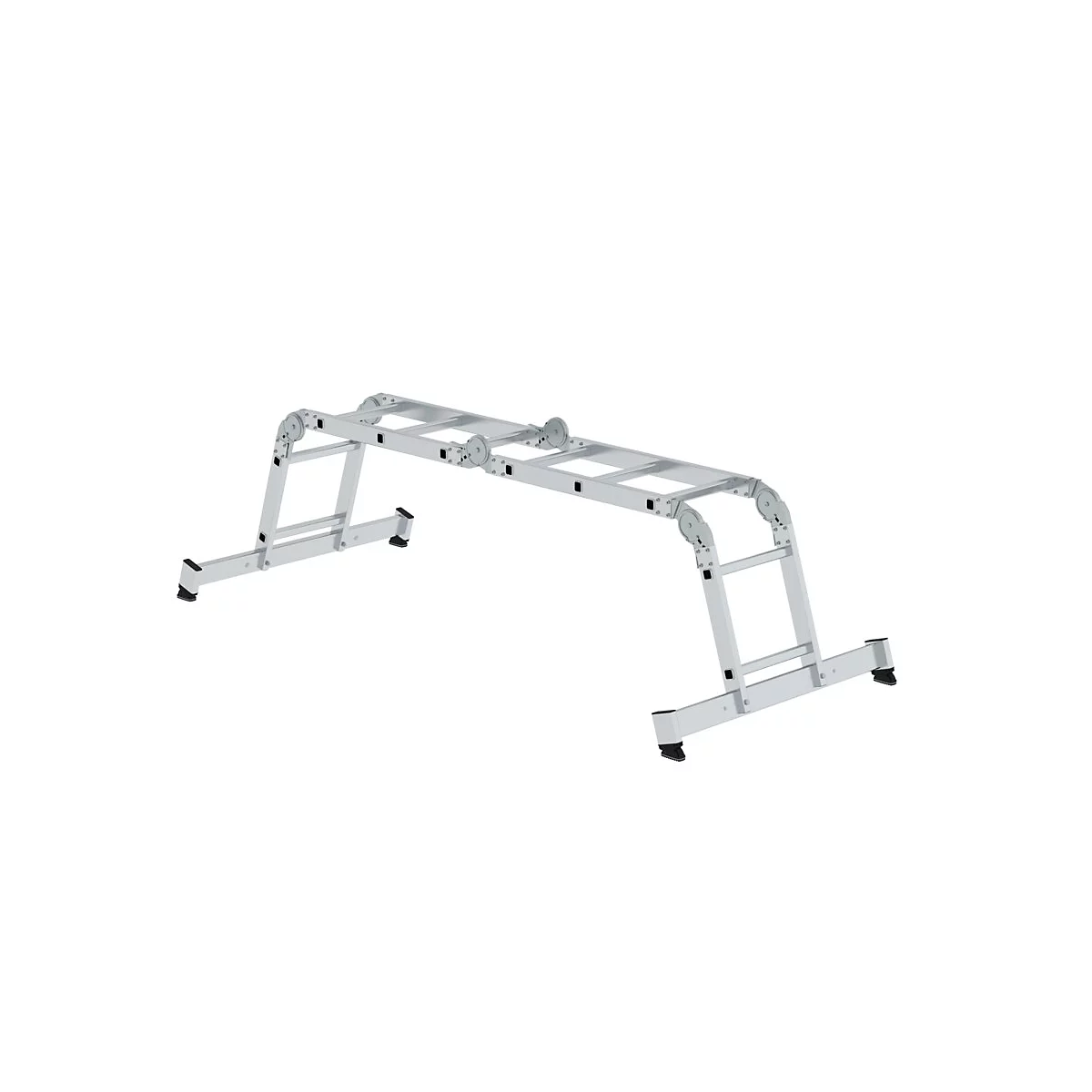 Een zilveren multifunctionele ladder tegen een witte achtergrond. De ladder staat in een ongebruikelijke vorm.