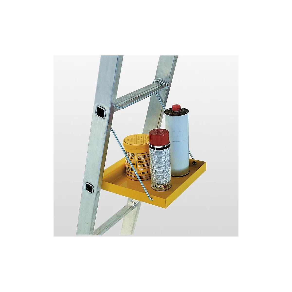Gele plank op een ladder met spuitbussen en containers. Zicht van schuin onder.