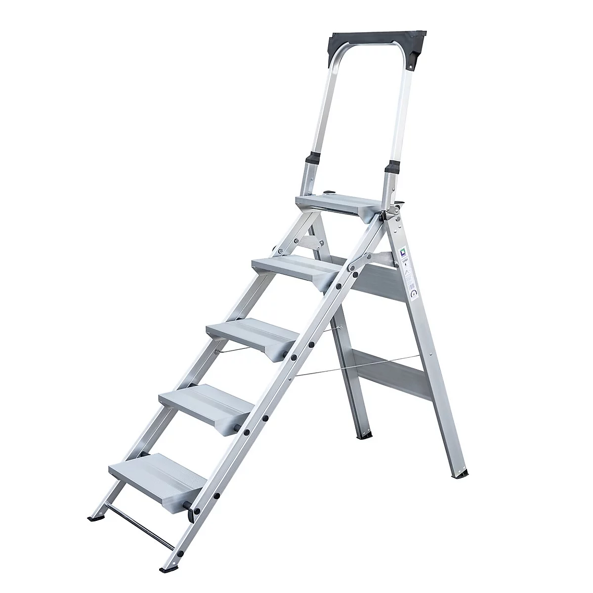 Een zilveren trap met vier treden, een leuning, op een witte achtergrond.