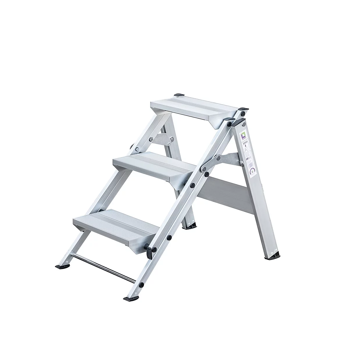 Zilveren trap met drie treden, uitgeklapt tegen een witte achtergrond.