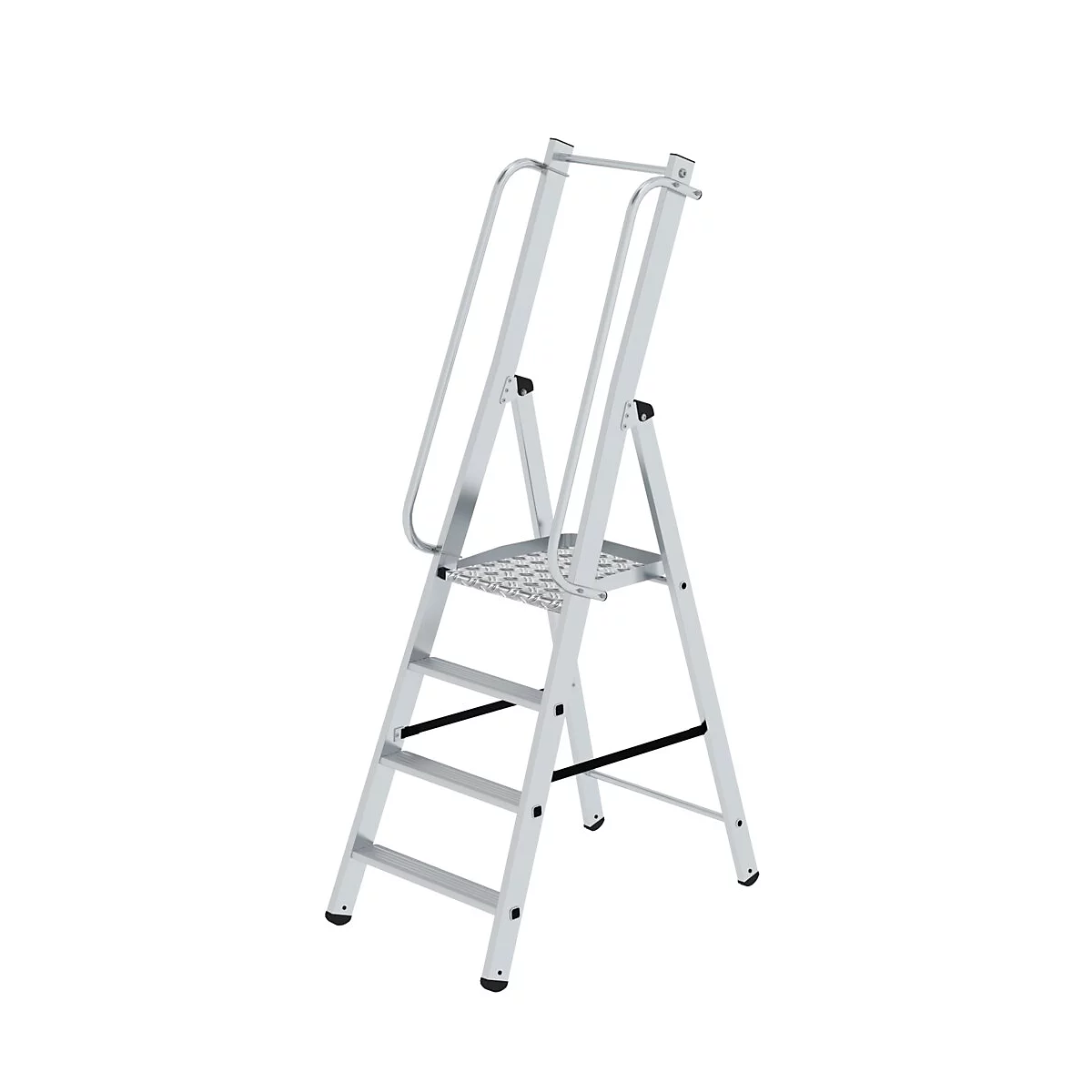 Een zilveren trap, met een platform en een leuning. Hij staat tegen een witte achtergrond.