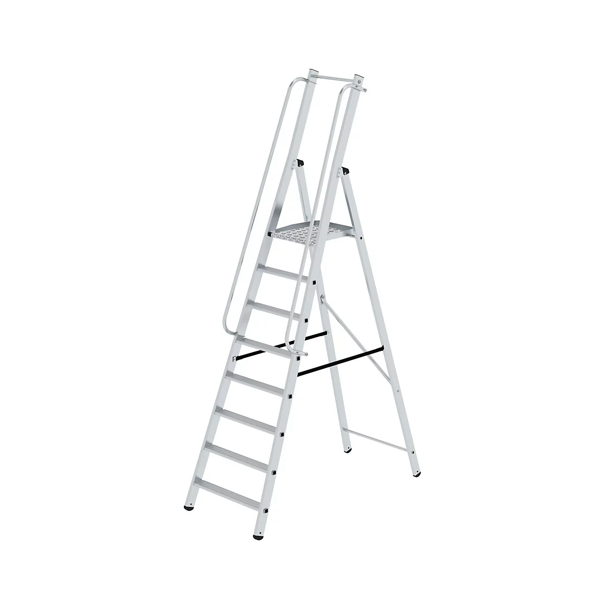 Een zilveren trap met leuningen en een platform tegen een witte achtergrond.