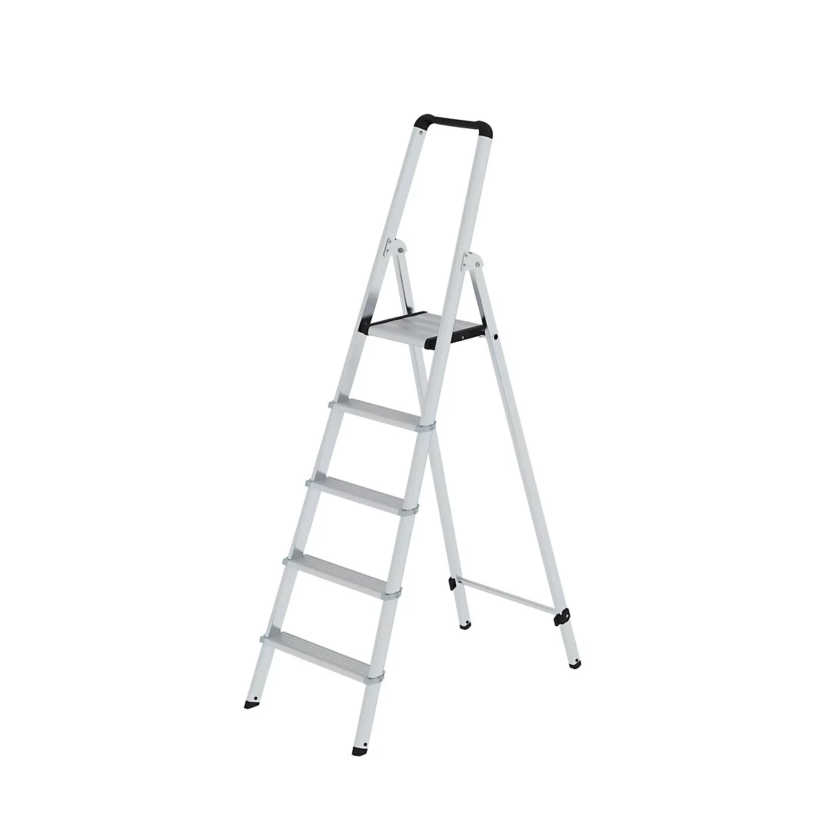 Leiter aus Aluminium. Die graue Trittleiter steht vor weißem Hintergrund.