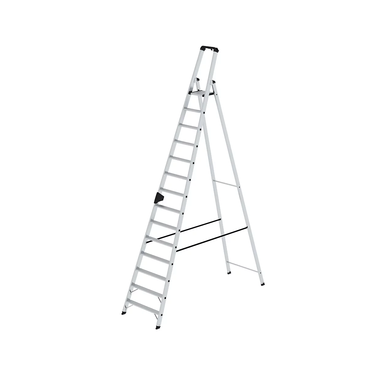 Grijze, vrijstaande ladder. Het ladderframe heeft sporten en wordt ondersteund door een tweede, A-vormig frame.