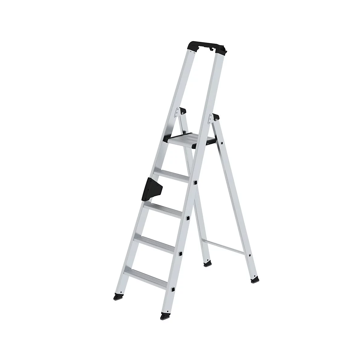 Een zilveren trap met zwarte details staat schuin op een witte achtergrond.