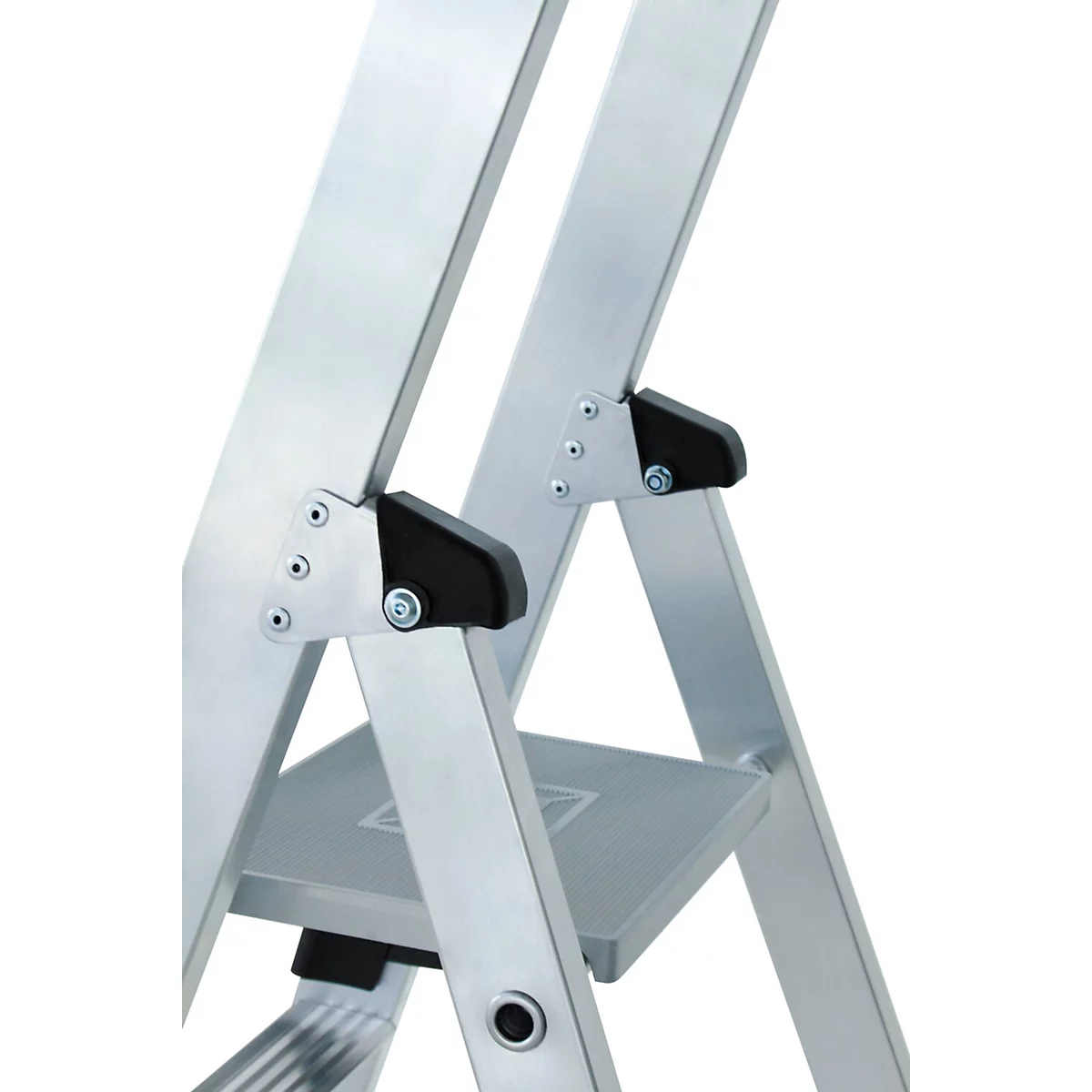 Detail van een trap. Zilveren metalen stutten, zwarte plastic connectoren en een grijze trede.