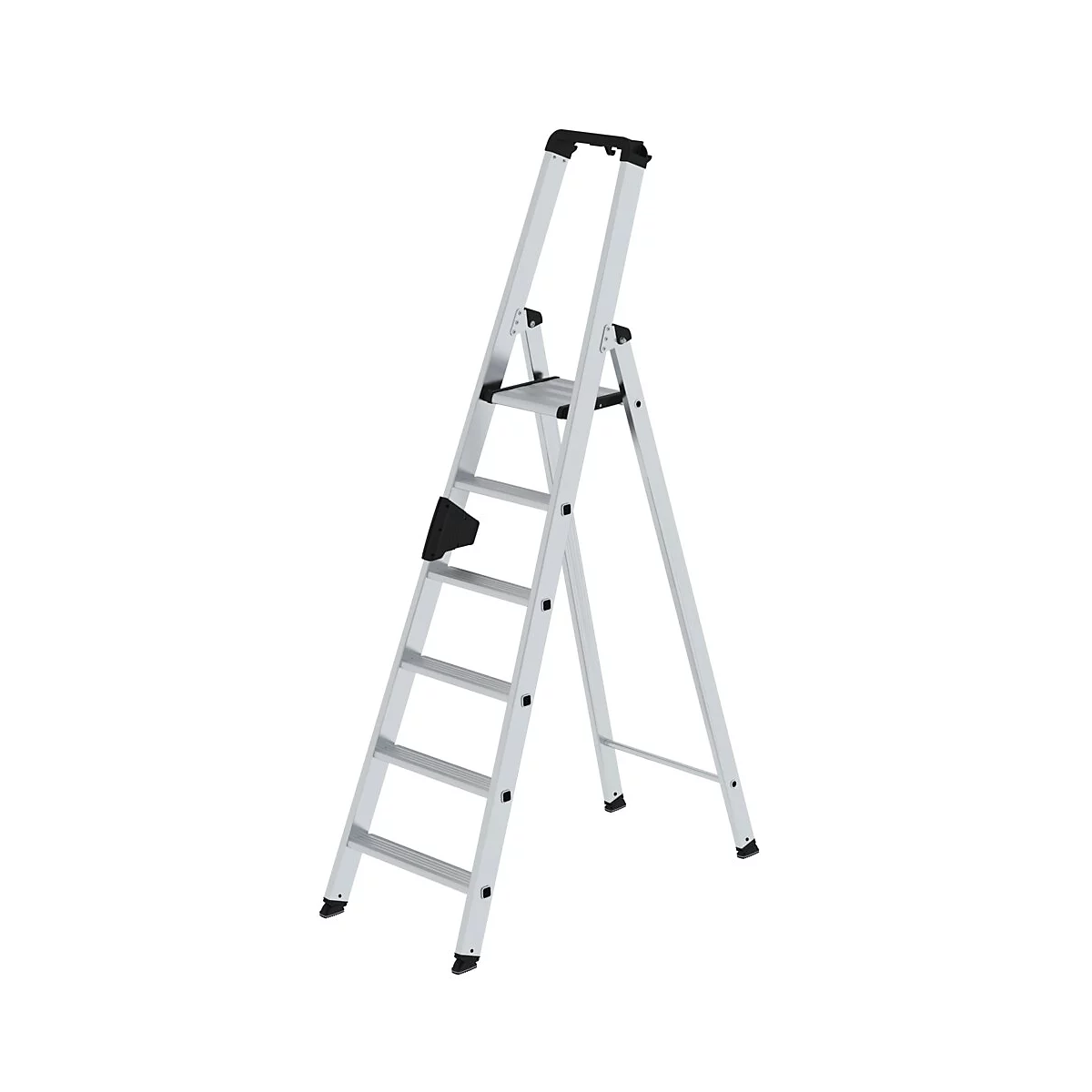 Zilveren trap met zwarte treden. Het staat op een witte achtergrond.
